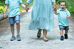 Mutter spaziert mit Kinder im Wald- Sommer
